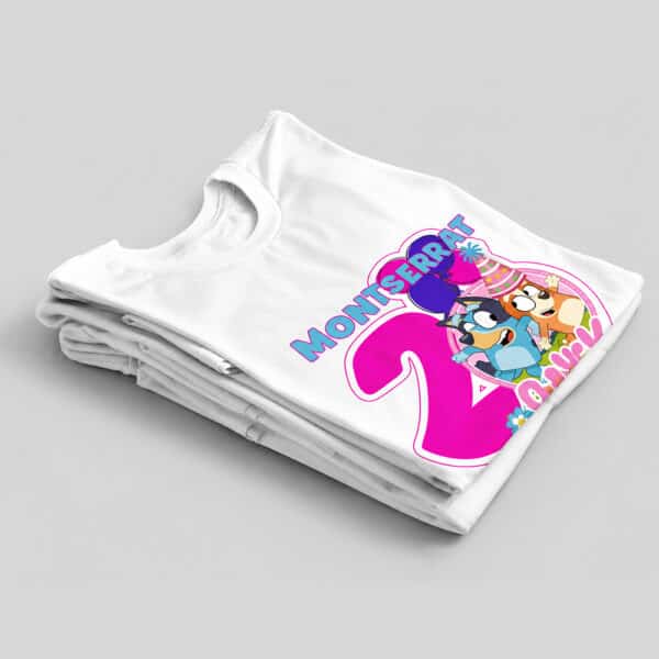Camisa blanca sublimada personalizada en tejido piel de durazno, ideal para diseños vibrantes, uniformes y eventos especiales.