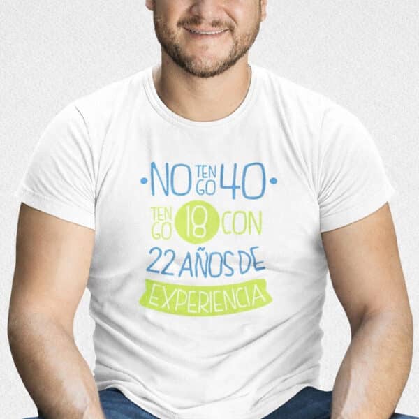 Camisa blanca sublimada personalizada en tejido piel de durazno, ideal para diseños vibrantes, uniformes y eventos especiales.