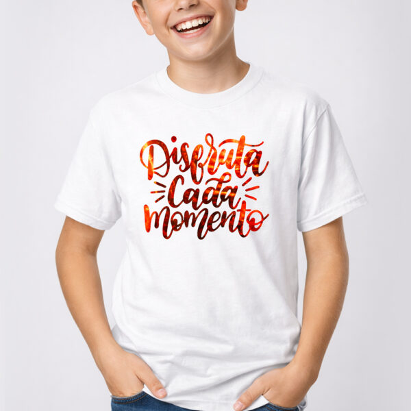 Camisa de algodón personalizada con estampado metalizado, cuello redondo y diseño cómodo para uso diario o eventos.
