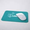 Mouse pad rectangular personalizado con superficie de poliéster blanco y base antideslizante de silicona, ideal para sublimación.