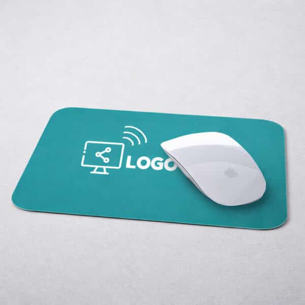 Mouse pad rectangular personalizado con superficie de poliéster blanco y base antideslizante de silicona, ideal para sublimación.