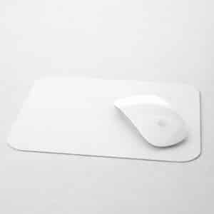 Mouse pad rectangular personalizado con superficie de poliéster blanco y base antideslizante de silicona, ideal para sublimación.