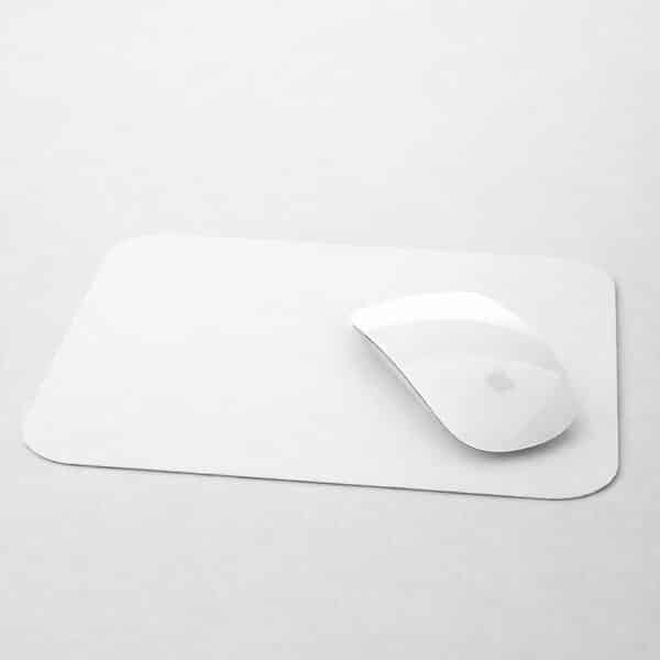 Mouse pad rectangular personalizado con superficie de poliéster blanco y base antideslizante de silicona, ideal para sublimación.